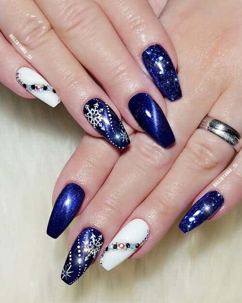 ongles d'hiver bleu nuit