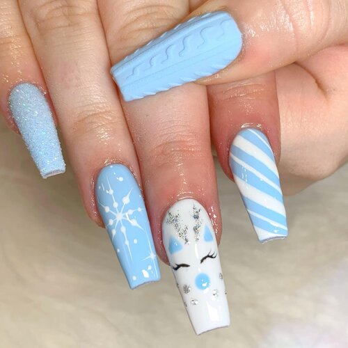 ongles d'hiver bleu clair