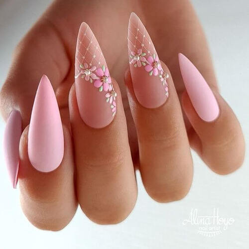 ongles de mariage motifs floraux