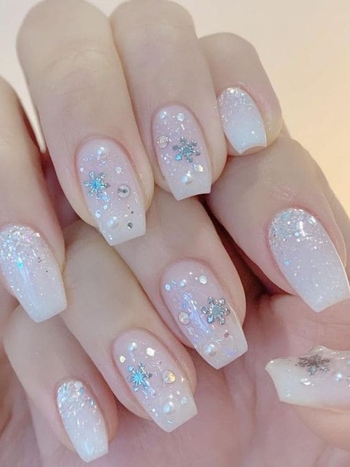 ongles de noël avec flocons