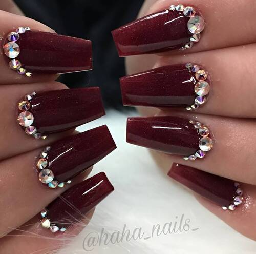 ongles d'hiver rouge profond