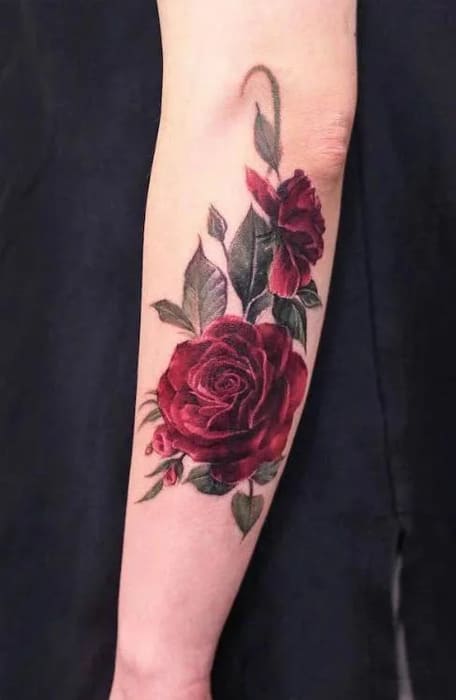 bras tatouage femme manchette florale