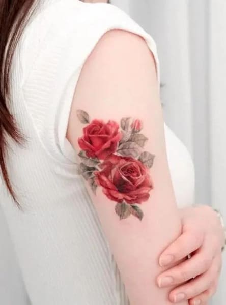 bras tatouage femme manchette florale