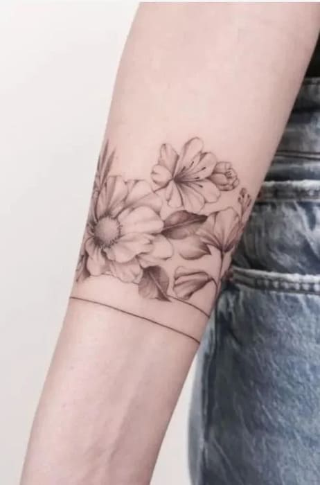 bras tatouage femme manchette florale