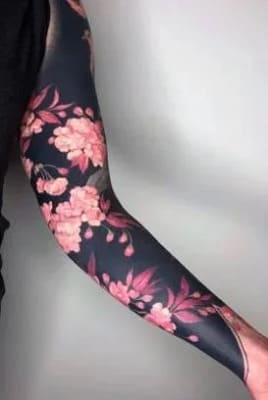 bras tatouage femme manchette florale