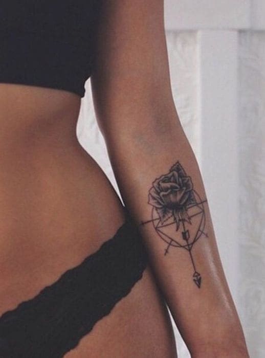 bras tatouage femme rose