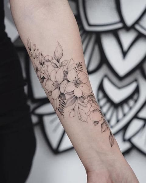 bras tatouage femme manchette florale