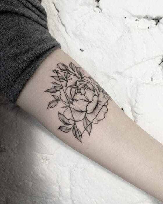 bras tatouage femme pivoine