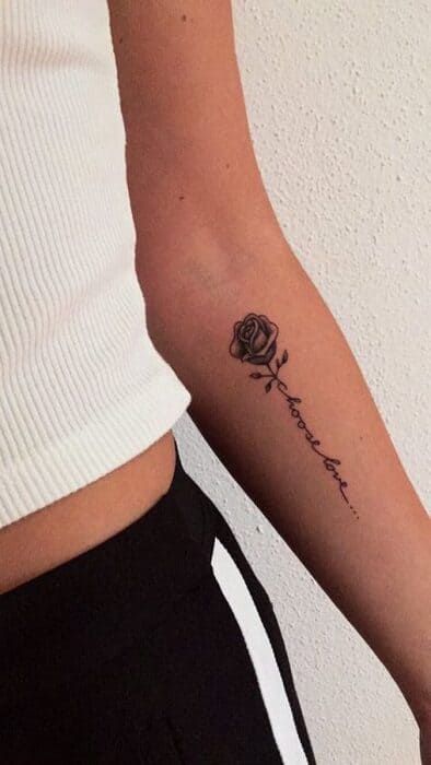 bras tatouage femme rose