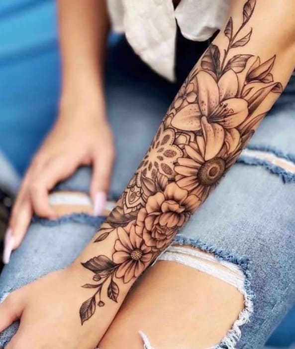 bras tatouage femme manchette florale