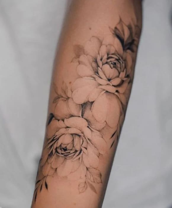 bras tatouage femme manchette florale