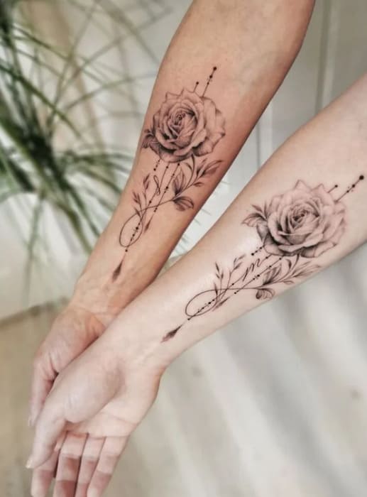 bras tatouage femme manchette florale