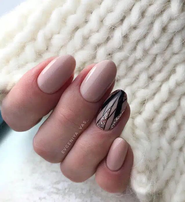 ongles nude accent nail