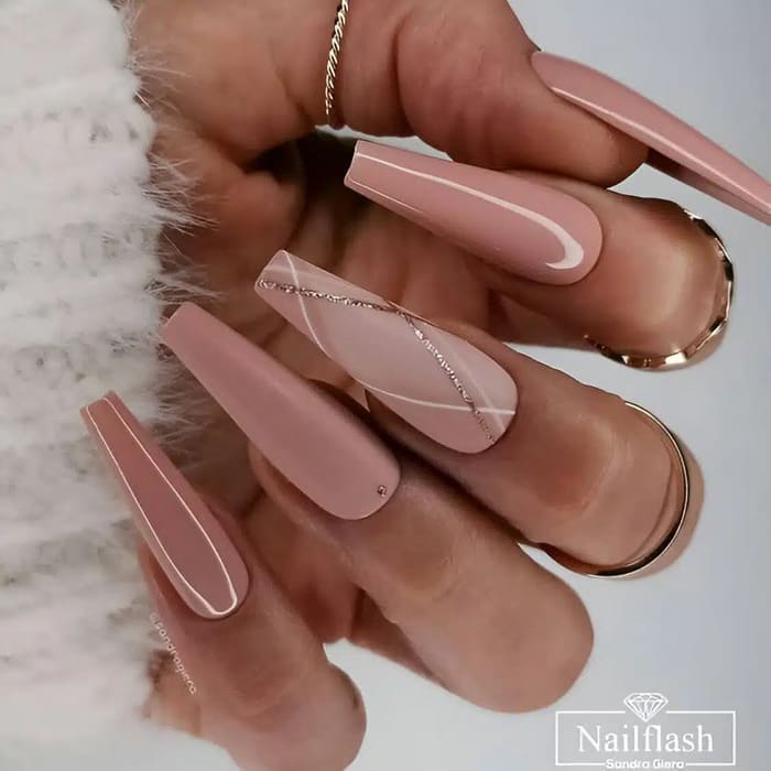 ongles nude minimaliste