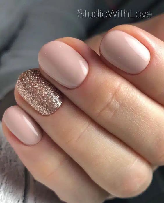 ongles nude paillettes