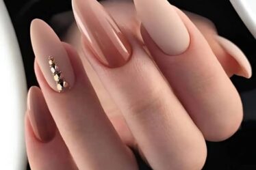 ongles nude accent nail