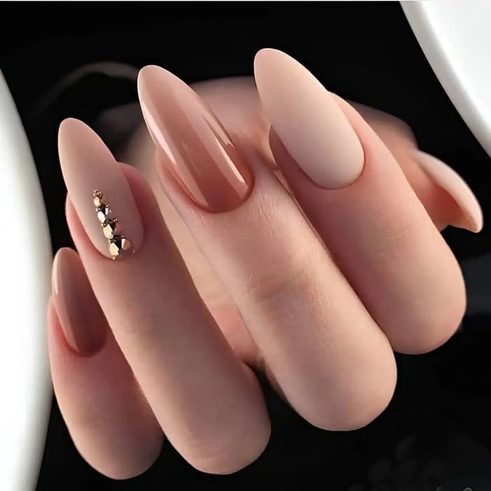 ongles nude accent nail