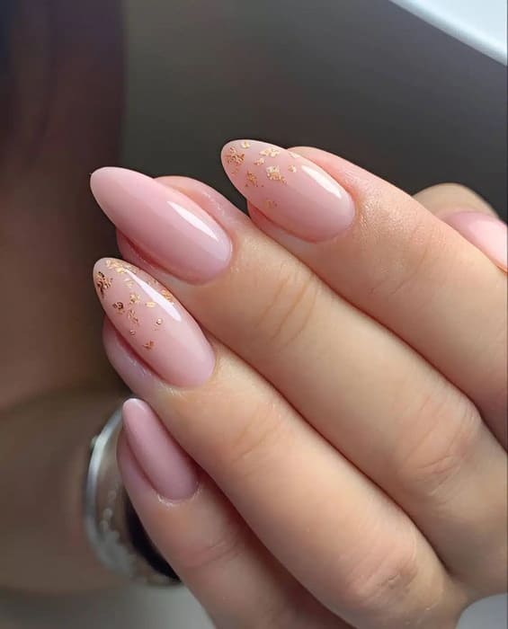 ongles nude minimaliste