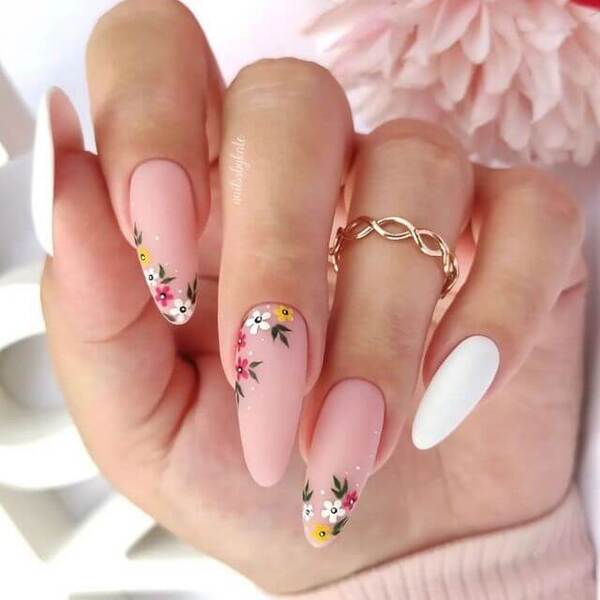 ongles d'été motif fleurs