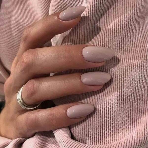 ongles beiges chics
