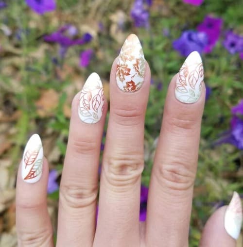 ongles automne avec feuilles