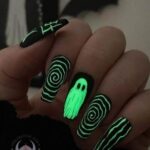 ongles halloween fluo dans le noir