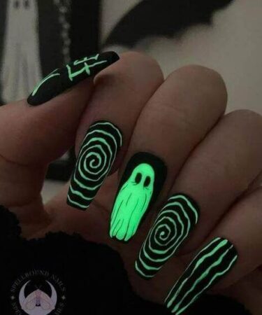 ongles halloween fluo dans le noir