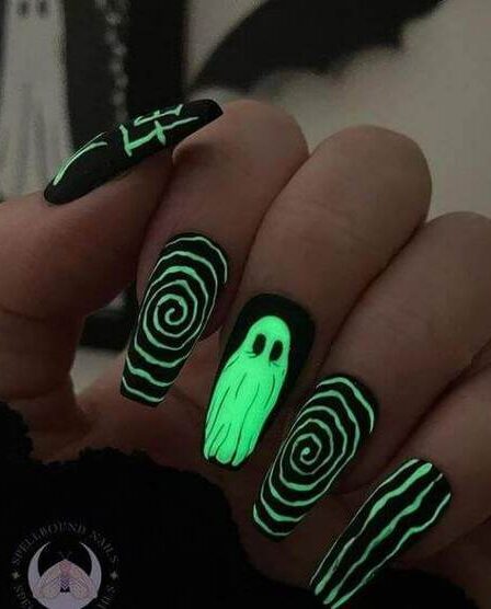 ongles halloween fluo dans le noir