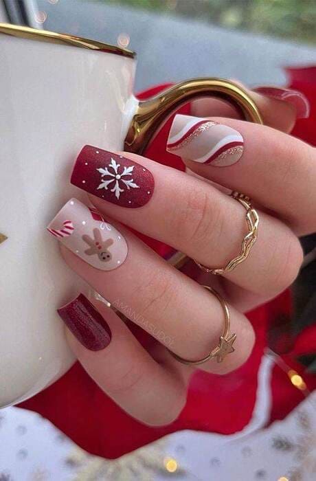 ongles de Noël chic rouge