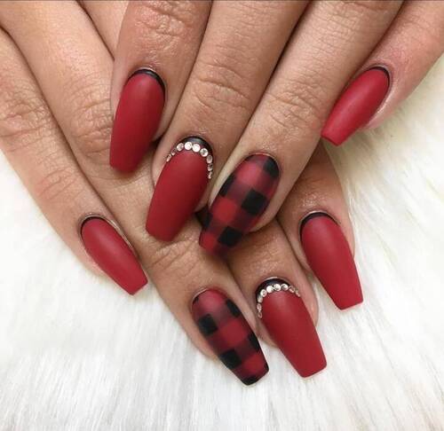 ongles de Noël chic rouge