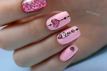 ongles roses saint-valentin