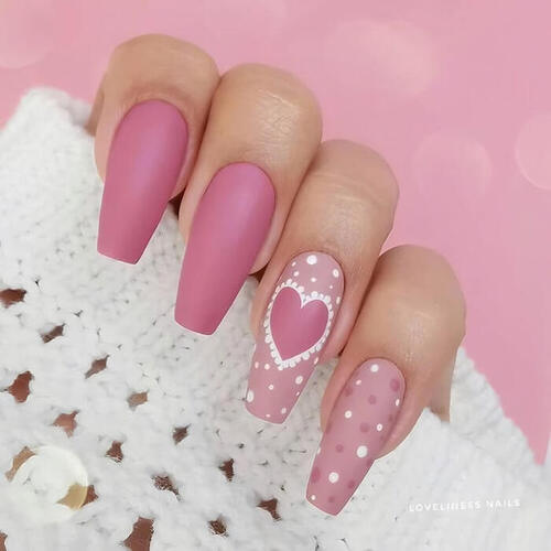 ongles roses Saint-Valentin