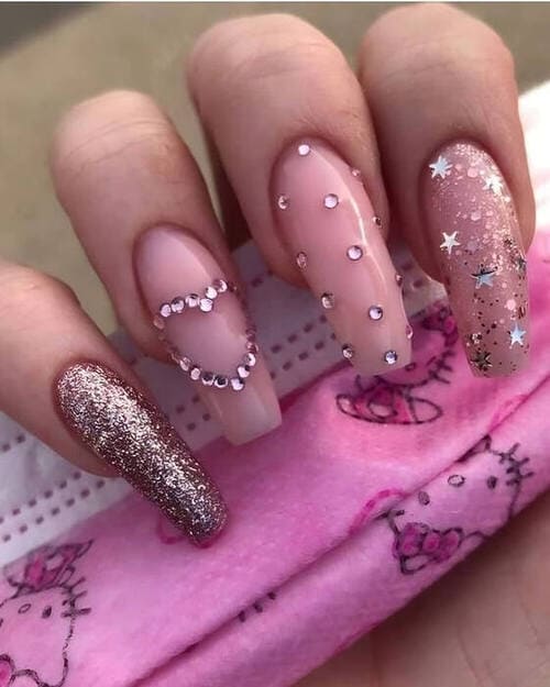 ongles roses Saint-Valentin