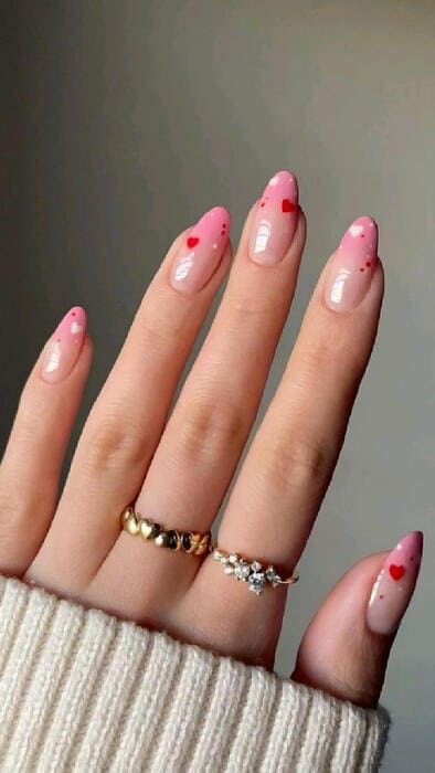 ongles roses Saint-Valentin