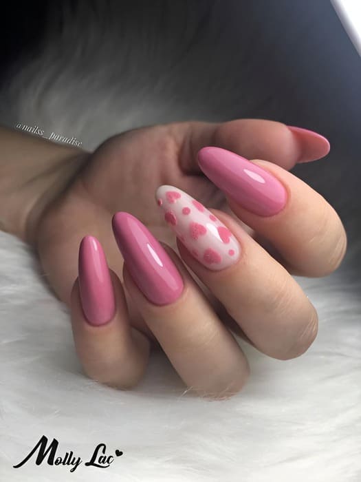 ongles roses Saint-Valentin