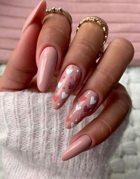 ongles roses Saint-Valentin