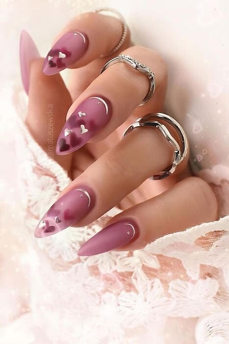 ongles roses Saint-Valentin