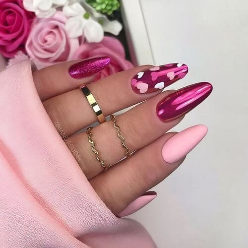 ongles roses Saint-Valentin