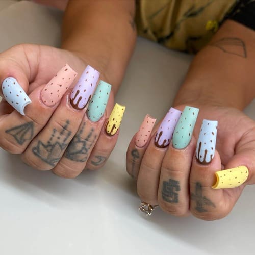 ongles de paques mouchetes
